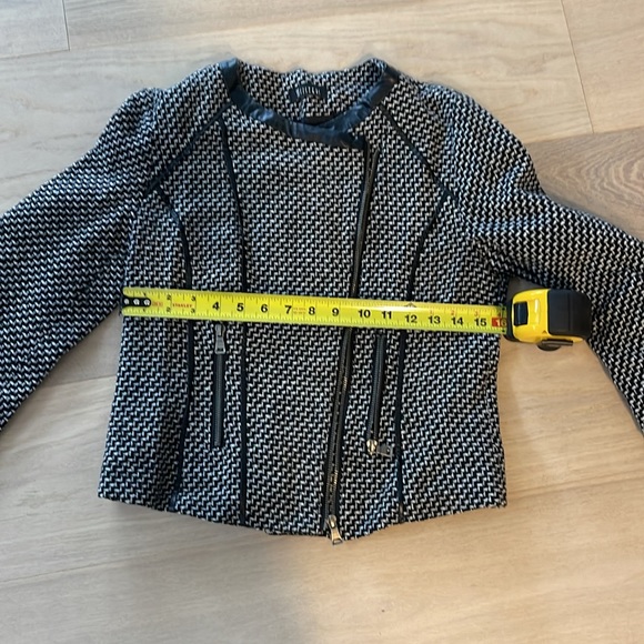 Very fashionable blazer with asymmetrical zipper and vegan leather accents - Picture 3 of 4